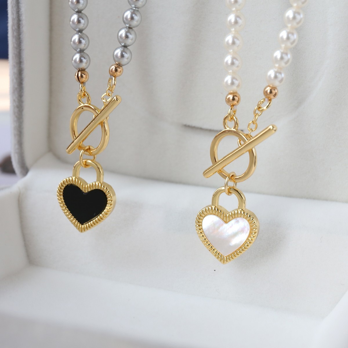 Black And White Double-sided Heart Necklace - Image 5